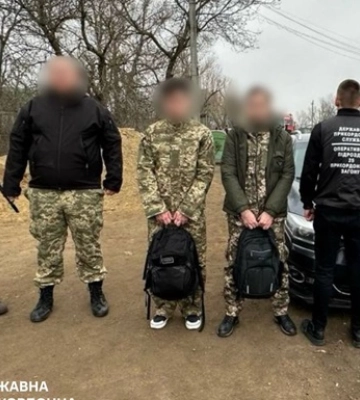 На трасі Одеса-Рені затримали перевізника та двох втікачів, вдягнених у військову форму
