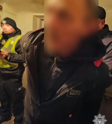 Дубенські патрульні виявили чоловіка в розшуку