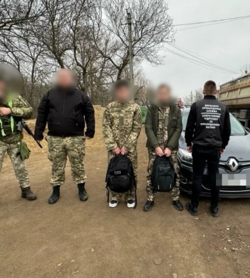Прикинулися військовими та намагалися виїхати за кордон