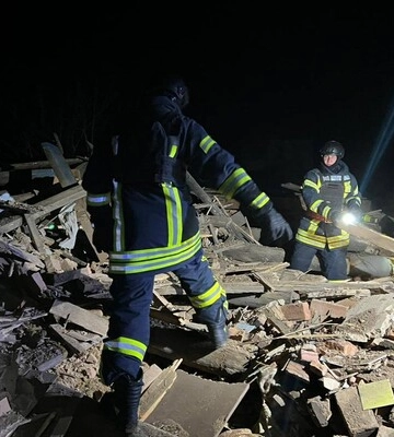 Росіяни обстріляли КАБами село на Харківщині, у ДСНС показали, як рятували з-під завалів поранену