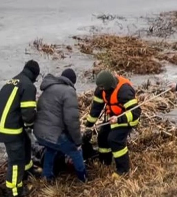 На Київщині дістали з річки тіло чоловіка (ВІДЕО)
