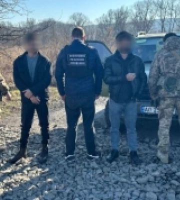 На кордоні із Словаччиною закарпатські прикордонники затримали десятьох порушників