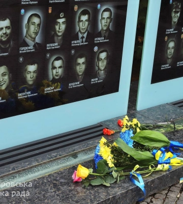 &quot;Сьогодні лунав голос Сергія Нігояна&quot;: у Дніпрі вшанували пам&#039;ять Героїв Небесної Сотні