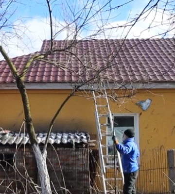 У Змієві відновлюють дахи домів, які постраждали від ракетного удару (відео)
