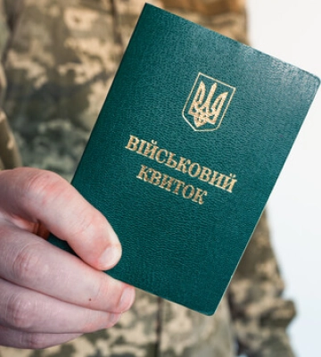 Черкасцю, який побив матір, вручили підозру