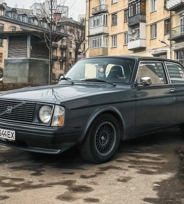 Гость из 70-х: в Киеве заметили редкое винтажное купе Volvo 