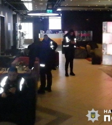 В київському готелі на Печерську після конфлікту один з відвідувачив вистрелив в іншого з травматичного пістолету