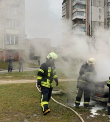 У Новояворівську вранці горів автомобіль
