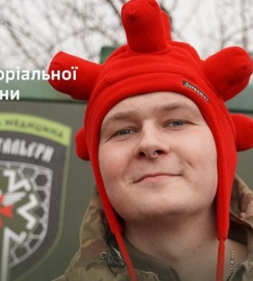 У 128-й бригаді ТрО з Дніпра працює фельдшер у червоному капелюсі