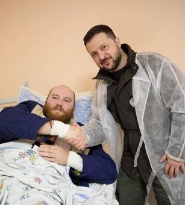 Президент у Харкові нагородив поранених захисників та медиків, які їх лікують