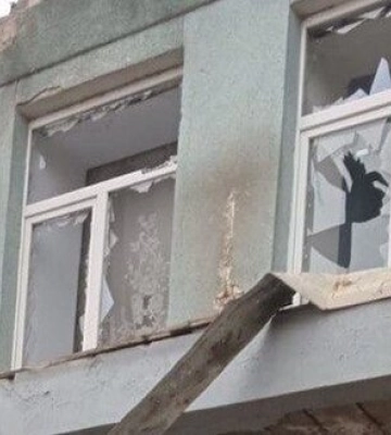 Росіяни скинули вибухівку з безпілотника на пункт незламності в селі на Херсонщині, у Бериславі поранено чоловіка. ФОТО