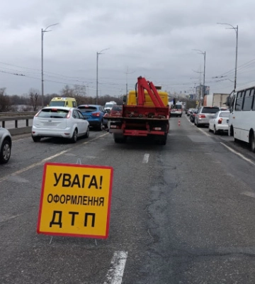 У Києві ускладнений рух у напрямку лівого берега – на Північному мосту сталася ДТП