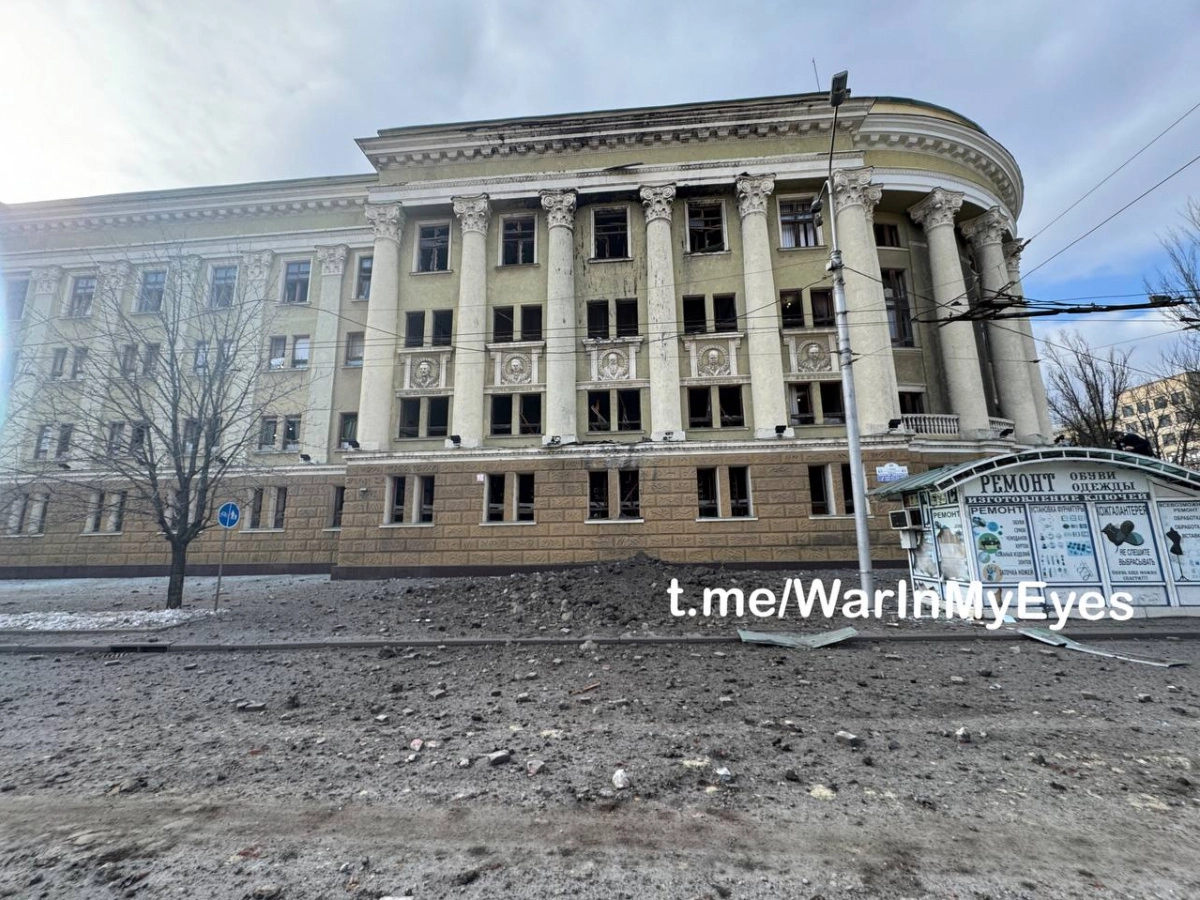 В Донецке ракеты упали возле библиотеки Крупской, образовались большие  воронки - Региональные новости