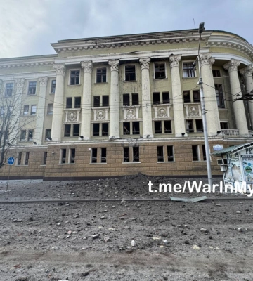 В Донецке ракеты упали возле библиотеки Крупской, образовались большие воронки