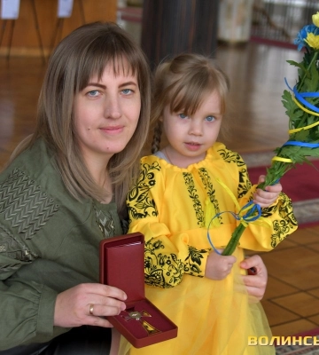У Луцьку сім’ї Героїв із князівської бригади отримали їхні посмертні відзнаки «Навіки в строю». Фото