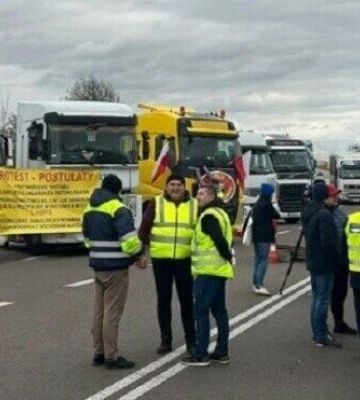 Польські фермери заблокували кордон на Львівщині – кажуть, що на годину