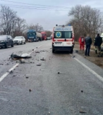 На трасі Одеса-Рені сталася потрійна ДТП: загинула водійка легковика, яка пішла на обгін