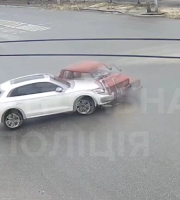 У центрі Харкова рятувальники витягли жінку з річки (відео)
