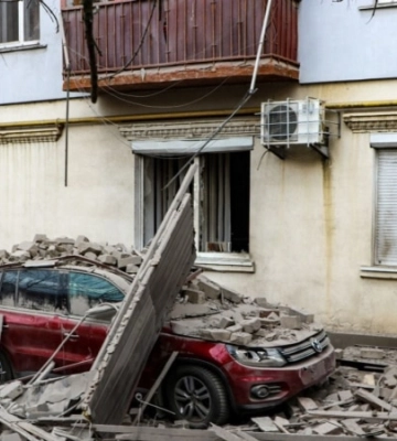 Унаслідок ворожих обстрілів у Херсоні пошкоджено тролейбус