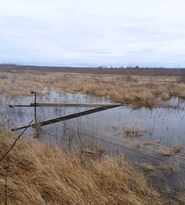 Віддалене село на Рівненщині було без «світла», бо електролінія упала у воду