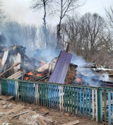 Окупанти обстріляли Сумщину: у пожежі загинули 2 людей, розбір завалів триває