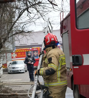 Надзвичайники вже вдруге загасили пожежу у будинку по вул.Швабській в Ужгороді