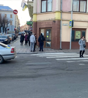 У центрі Чернівців чоловік розбив вхідні двері ПриватБанку