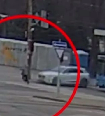 Відкинуло на декілька метрів: у центрі Дніпра збили жінку, яка перебігала дорогу на червоний