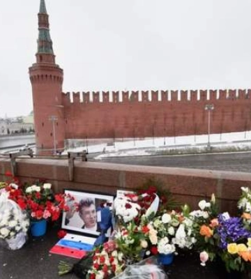 "Я не сдаюсь": в Москве задержали подростка, который пикетировал на месте убийства Немцова "Я не сдаюсь": в Москве задержали подростка, который пикетировал на месте убийства Немцова