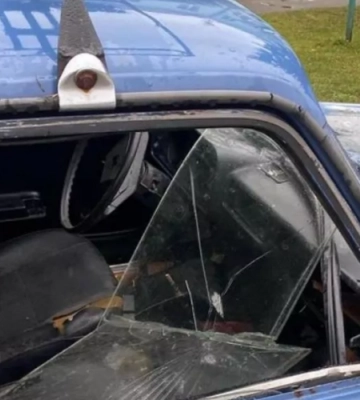 На Волині невідомі вибили вікна в авто, де збирати кошти на ЗСУ