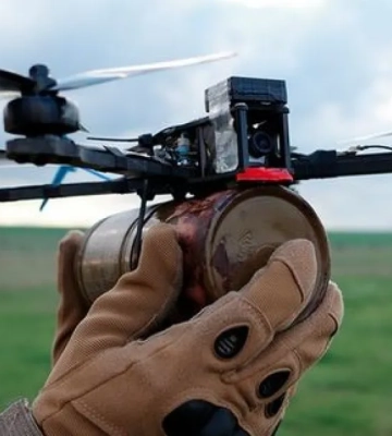 Український FPV-дрон уразив російський безпілотний літак. ВIДЕО