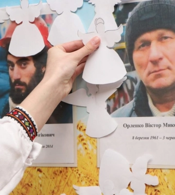 В школах Днепра почтили память Небесной Сотни