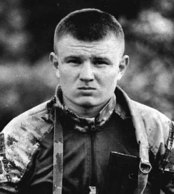 У Луцьку на похороні бійця ЗСУ виконали незвичний ритуал: 22-річний воїн сам просив про це побратимів. Зворушливе відео