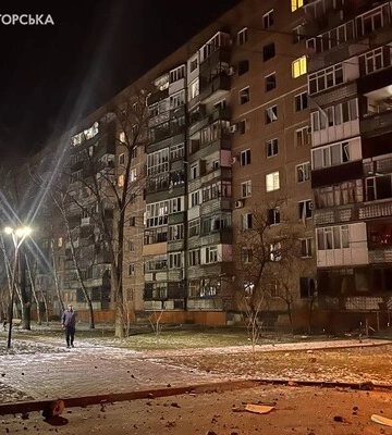 Шість містян поранені після вечірнього удару по Краматорську: одну людину шукають під завалами