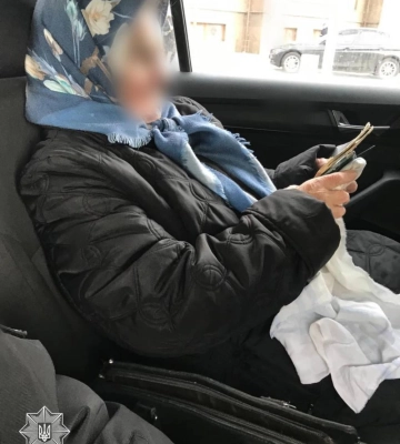 У Рівному  патрульні повернули додому літню жінку