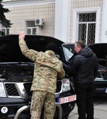 Приютівська громада передала автівку бійцям ППО 