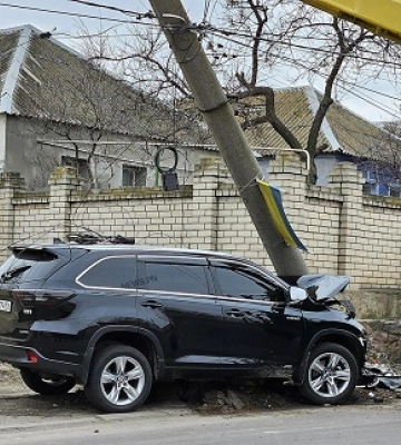 Водій зніс електроопору та втік з місця ДТП, покинувши автівку
