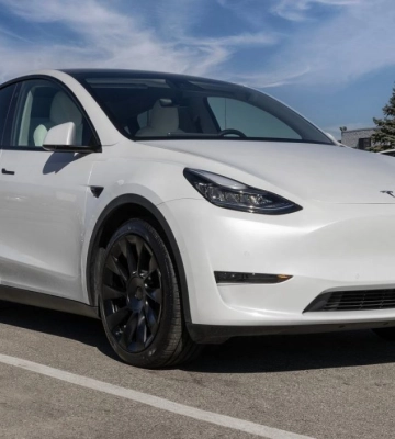 Дружина поліцейського з Дніпра купила Tesla за 10 тисяч гривень у перший рік війни: що відомо