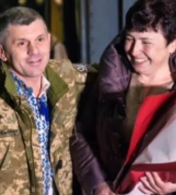 Життя розвело їх на 20 років. Український військовий освідчився коханій на вокзалі Львову після повернення з фронту