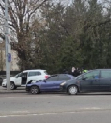Біля Меморіалу у Луцьку стукнулися три автомобілі