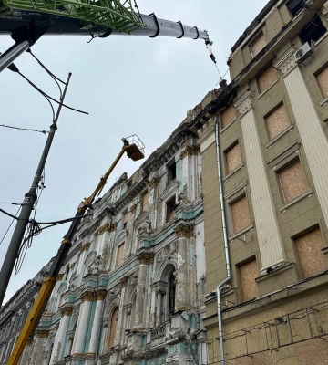У центрі Харкова усувають аварійність конструкцій пошкоджених будівель 