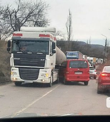 ДТП в Кривом Роге: столкнулась машина с фурой