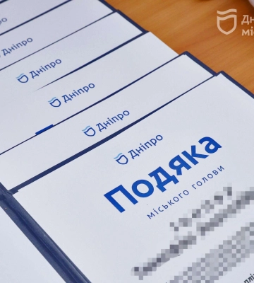 У Дніпрі під час сесії міськради нагородили лікарів і медсестер