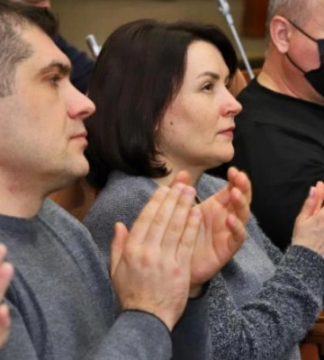 У Дніпрі під час сесії міськради традиційно нагородили лікарів і медсестер