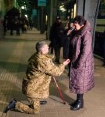 Воїн-залізничник освідчився своїй коханій Мирославі після повернення з фронту