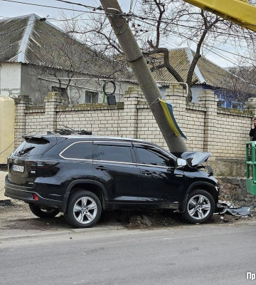 У Миколаєві вночі Toyota врізалась в електроопору — водій втік