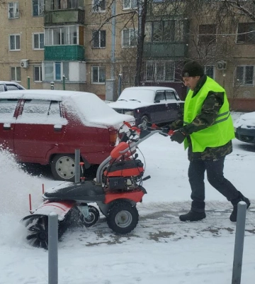 На работу в Харькове приглашают трактористов, слесарей, токарей и дворников