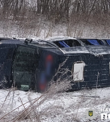 На Полтавщині перевернувся пасажирський мікроавтобус: одну з пасажирок госпіталізували