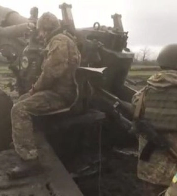 Украинские артиллеристы уничтожили склад с боекомплектами и позиции россиян с помощью итальянских гаубиц FH70. ВИДЕО