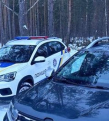 Волиняни скаржаться на чоловіка, який голяка засмагає на балконі